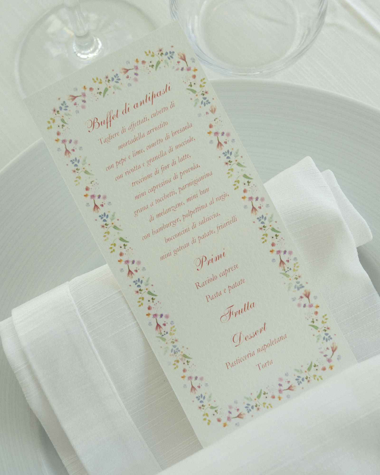Menu decorato a fiori sul piatto