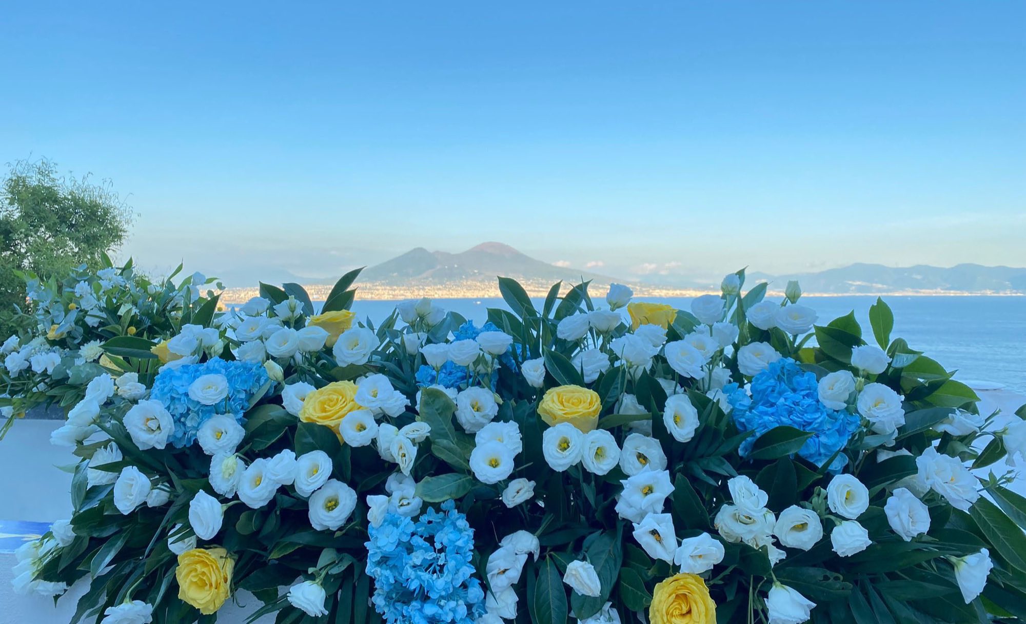 Composizione floreale sulla terrazza affacciata sul Golfo di Napoli