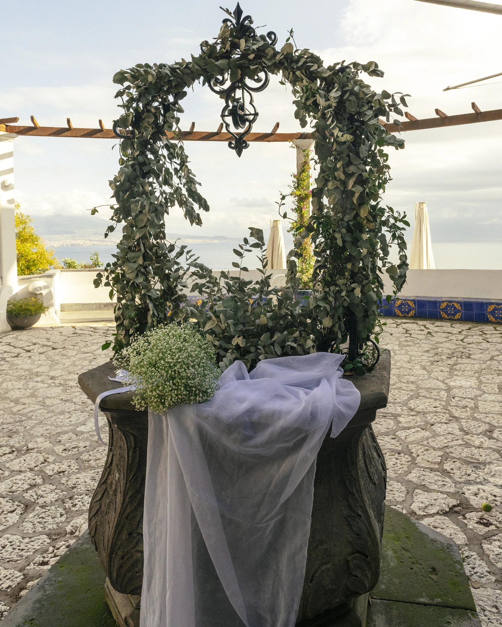 Il pozzo allestito con arco di verde e tulle
