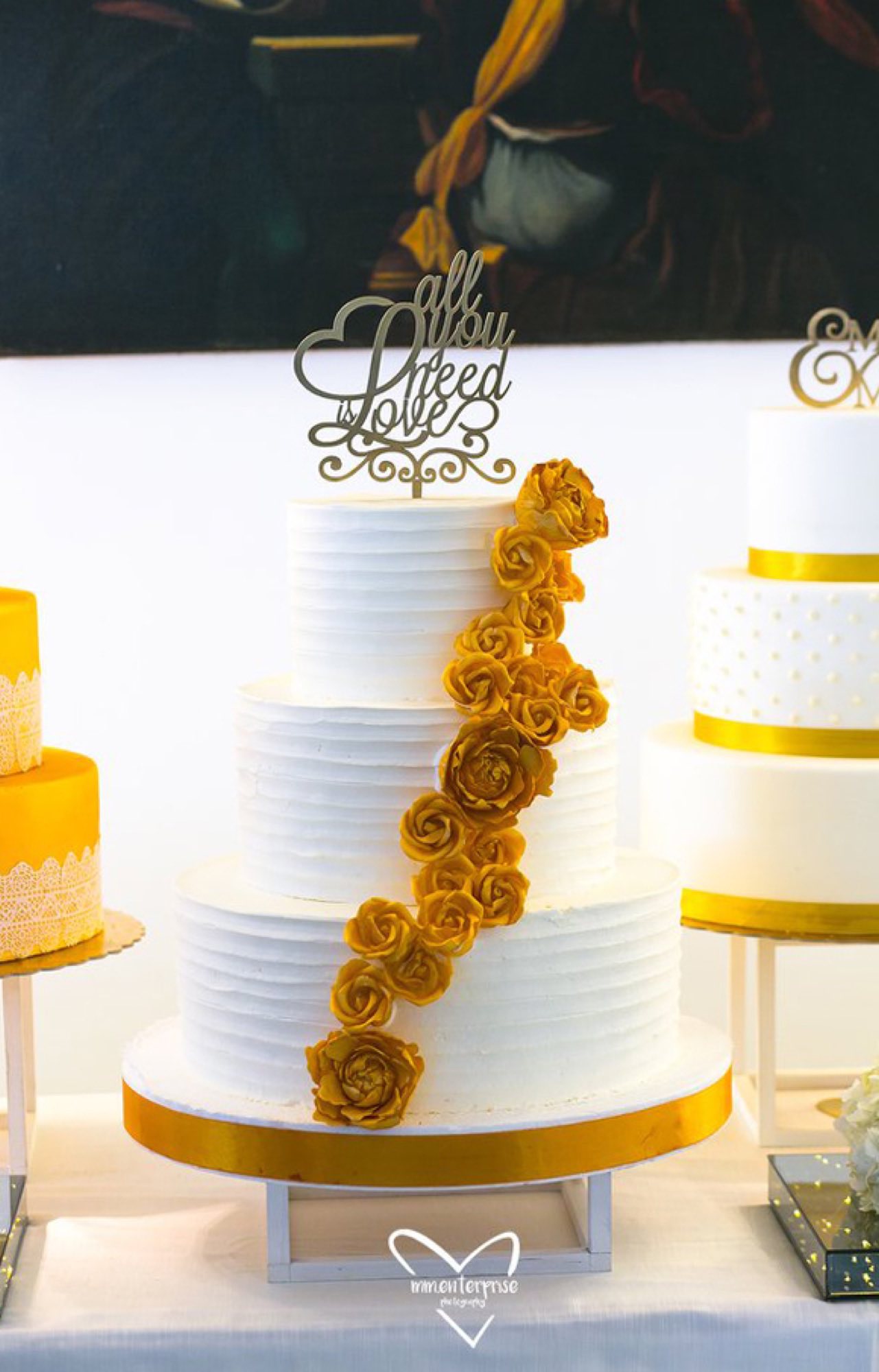 Wedding cake a tre piani con rose dorate